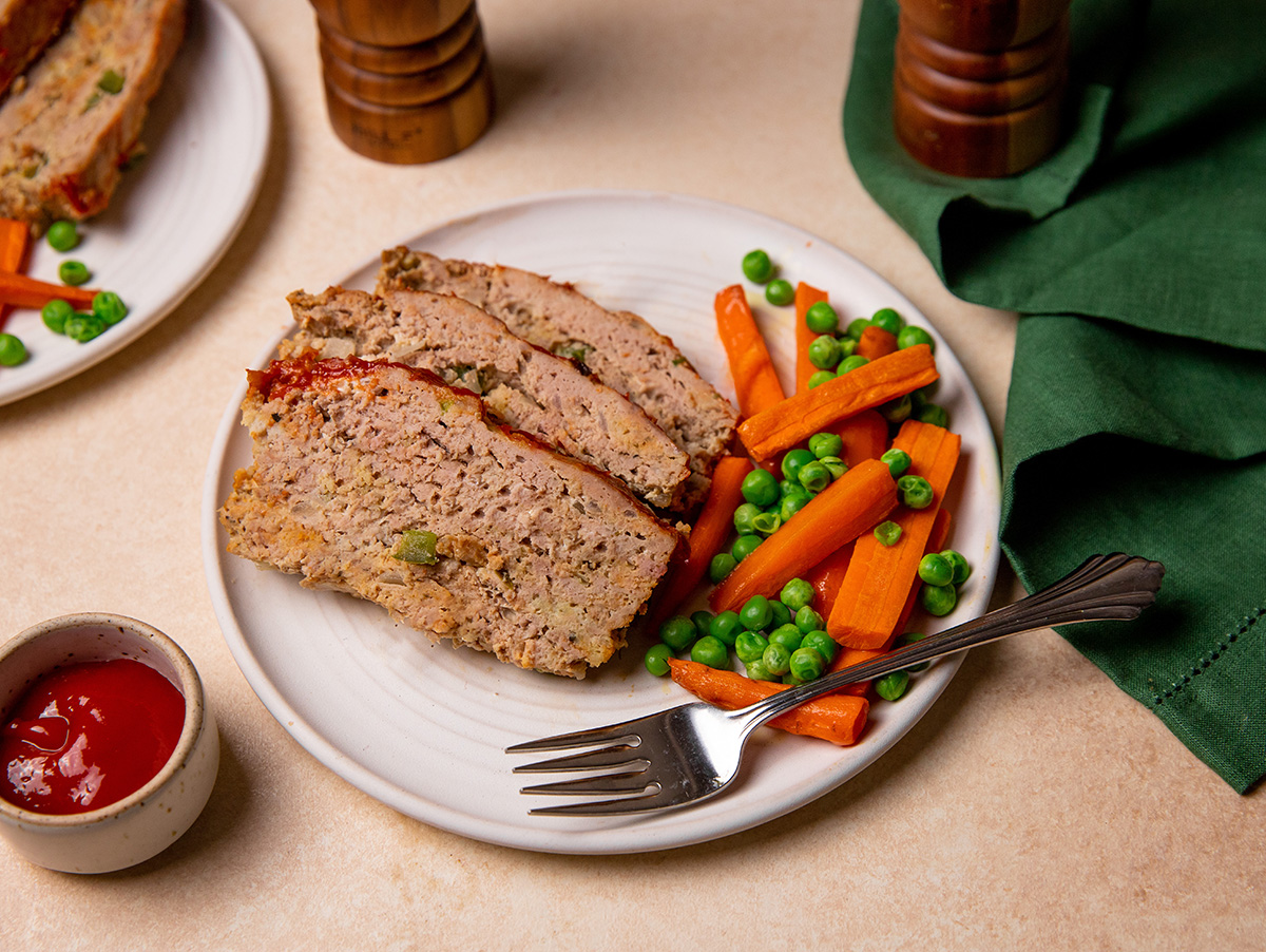 Low-sodium turkey meatloaf with a side of carrots and peas.